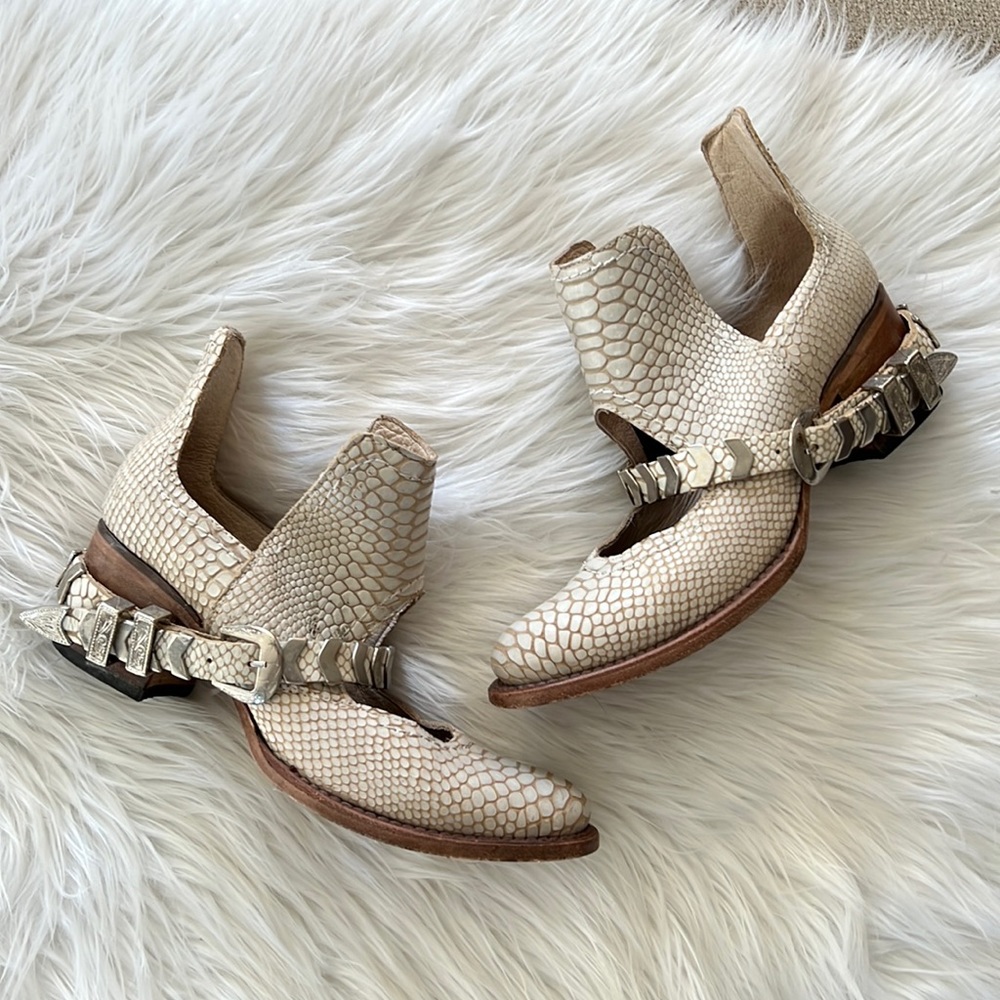 Freebird blade white croco booties with buckle accents size 8 runs big - Picture 1 of 8